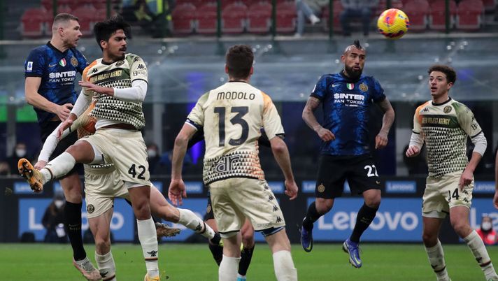 MILAN, ITALY - JANUARY 22: Edin Dzeko of FC Internazionale scores their team's second goal during the Serie A match between FC Internazionale and Venezia FC at Stadio Giuseppe Meazza on January 22, 2022 in Milan, Italy. (Photo by Emilio Andreoli - Inter/Inter via Getty Images) Venezia, Bertolini: “È un peccato, avremmo meritato un punticino” - immagine 1
