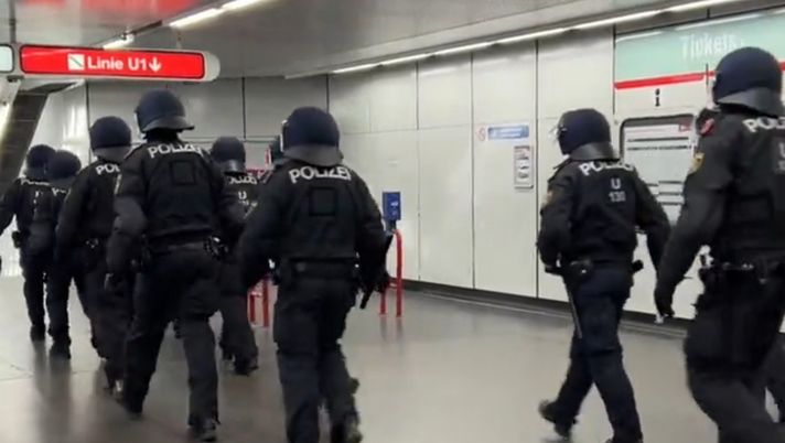 Derby di Vienna, razzi e fumogeni Rapid: un ferito allo stadio, Metrò bloccata - immagine 1