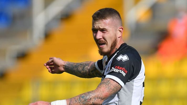 PARMA, ITALY - OCTOBER 04: Juraj Kucka of Parma Calcio gestures during the Serie A match between Parma Calcio and Hellas Verona FC at Stadio Ennio Tardini on October 04, 2020 in Parma, Italy. (Photo by Alessandro Sabattini/Getty Images) Conti, Bani, Man e il ruolo di Kucka: le scelte di formazione del nuovo Parma - immagine 1