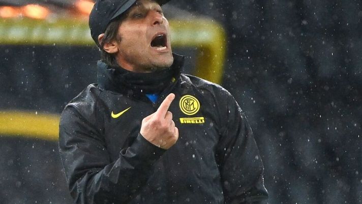 Inter Milan's Italian coach Antonio Conte reacts during the Italian Serie A football match Udinese vs Inter Milan on January 23, 2021 at the Friuli stadium in Udine. (Photo by Vincenzo PINTO / AFP) (Photo by VINCENZO PINTO/AFP via Getty Images) Conte: “Bravo Eriksen, Sensi aveva perso fiducia. Lukaku non è al top e Lautaro non è finito” - immagine 1