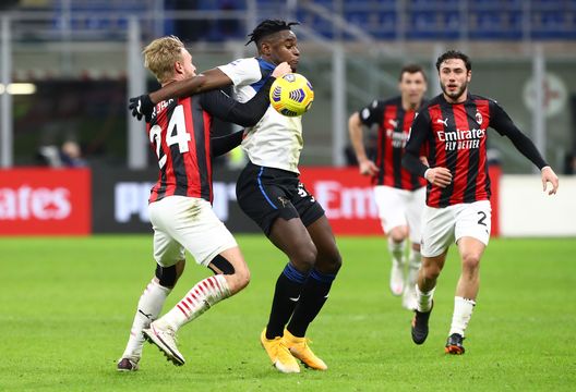 Kjaer del Milan cerca di limitare Duvan Zapata dell'Atalanta Kjaer del Milan cerca di limitare Duvan Zapata dell'Atalanta