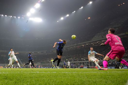 Simpatico botta e risposta tra Ryanair e l’Inter: “Comandante Dzeko, benvenuti a bordo di…” - immagine 1