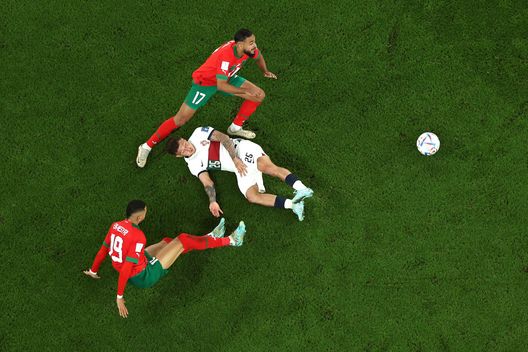 DOHA, QATAR - DECEMBER 10: Otavio of Portugal battles for possession with Youssef En-Nesyri (L) and Sofiane Boufal of Morocco during the FIFA World Cup Qatar 2022 quarter final match between Morocco and Portugal at Al Thumama Stadium on December 10, 2022 in Doha, Qatar. (Photo by Lars Baron/Getty Images) Pres. Angers: “Boufal? Non si può tenere un giocatore che vuole andare via”- immagine 2