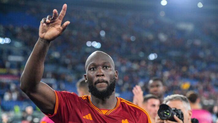 ROME, ITALY - OCTOBER 26: Romelu Lukaku of AS Roma after the UEFA Europa League 2023/24 match between AS Roma and SK Slavia Praha at Stadio Olimpico on October 26, 2023 in Rome, Italy. (Photo by Fabio Rossi/AS Roma via Getty Images) Voti fantacalcio: Lukaku come Dybala e Banda! La scelta su Belotti e Kristensen - immagine 1