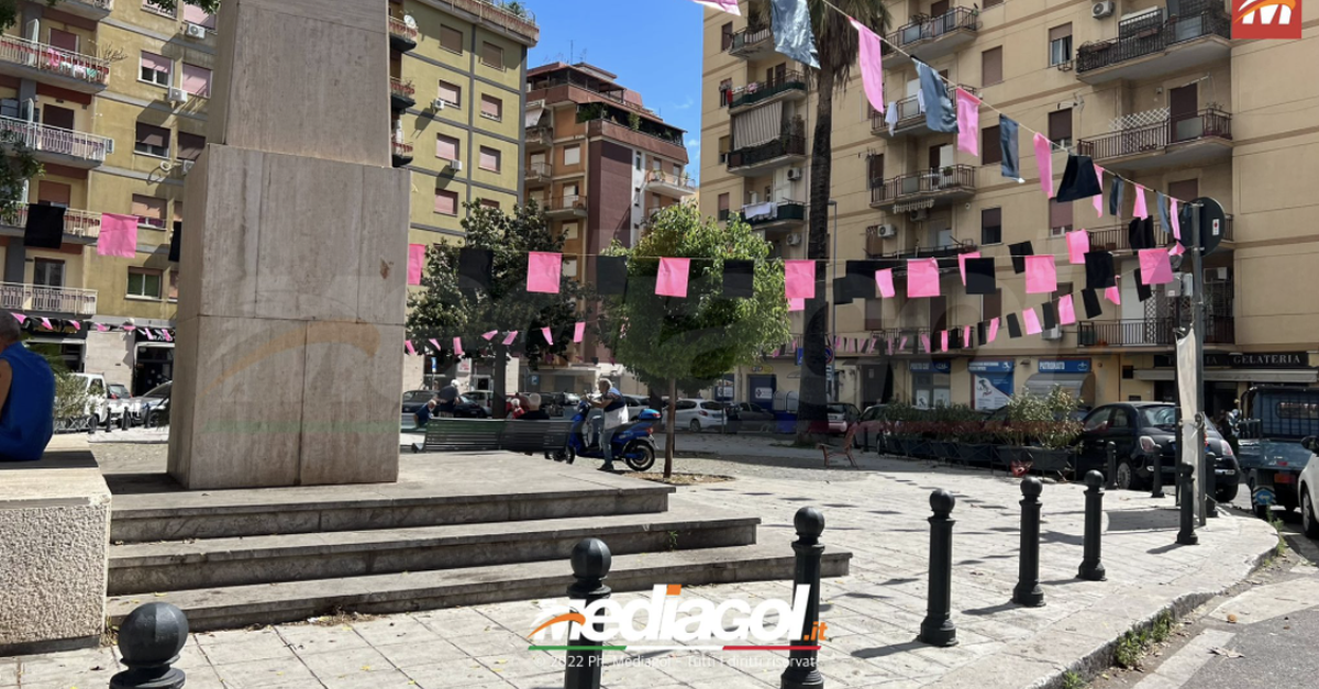 Palermo, entusiasmo rosanero in città: bandierine e vessilli appesi per le strade