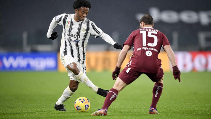 TURIN, ITALY - DECEMBER 05: Juan Cuadrado of Juventus competes for the ball with Cristian Daniel Ansaldi of Torino FC during the Serie A match between Juventus and Torino FC at Allianz Stadium on December 05, 2020 in Turin, Italy. (Photo by Daniele Badolato - Juventus FC/Juventus FC via Getty Images) 