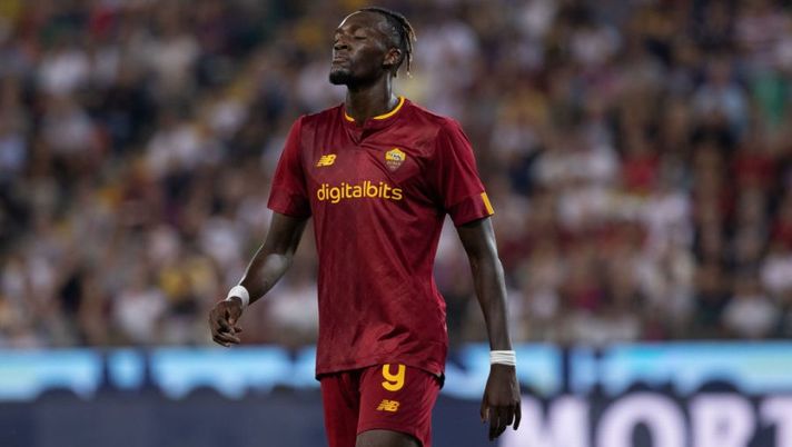 UDINE, ITALY - SEPTEMBER 04: Tammy Abraham of AS Roma looks dejected during the Serie A match between Udinese Calcio and AS Roma at Dacia Arena on September 04, 2022 in Udine, Italy. (Photo by Emmanuele Ciancaglini/Getty Images) FLASH – Stop Abraham, ecco la prima diagnosi alla spalla! Mourinho: “Cosa filtra” - immagine 1