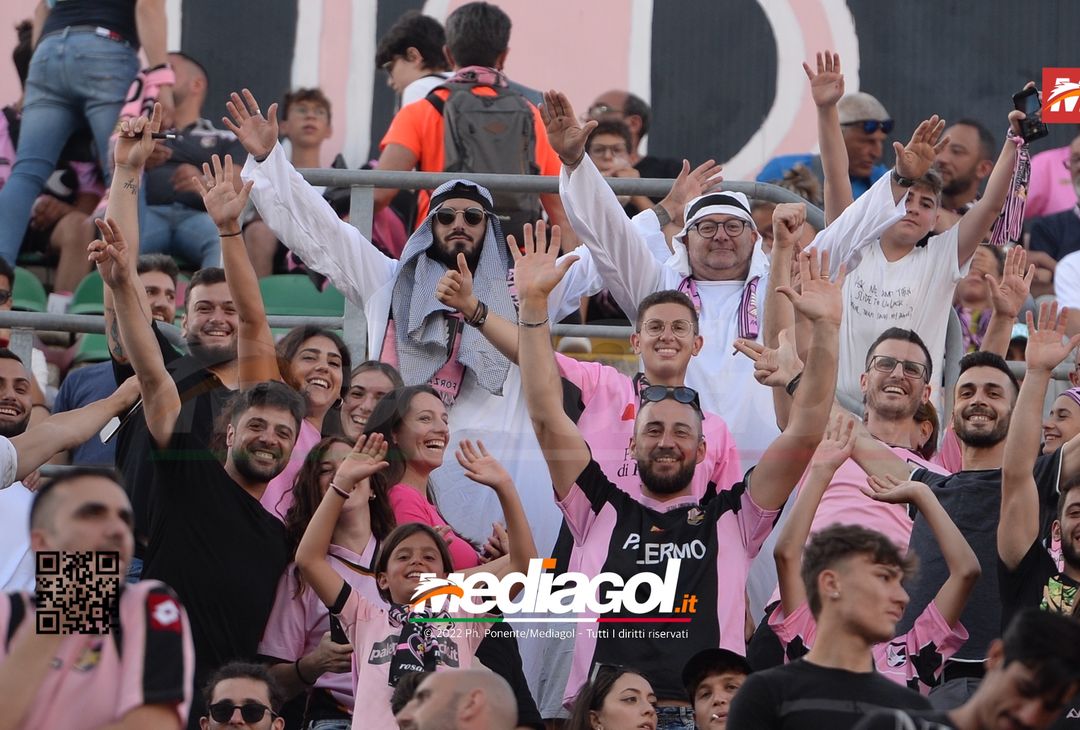 Fototifo, facce da Serie B. I tifosi allo stadio per Palermo-Padova 1-0 - immagine 93
