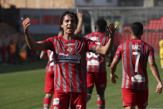 CREMONA, ITALY - OCTOBER 02: Leonardo Sernicola of US Cremonese celebrates the win at end of the Serie B match between US Cremonese and Ternana at Stadio Giovanni Zini on October 02, 2021 in Cremona, Italy. (Photo by Giuseppe Cottini/Getty Images) Cremonese, Alvini guarda al campionato: “Ternana un test per la Fiorentina”- immagine 2