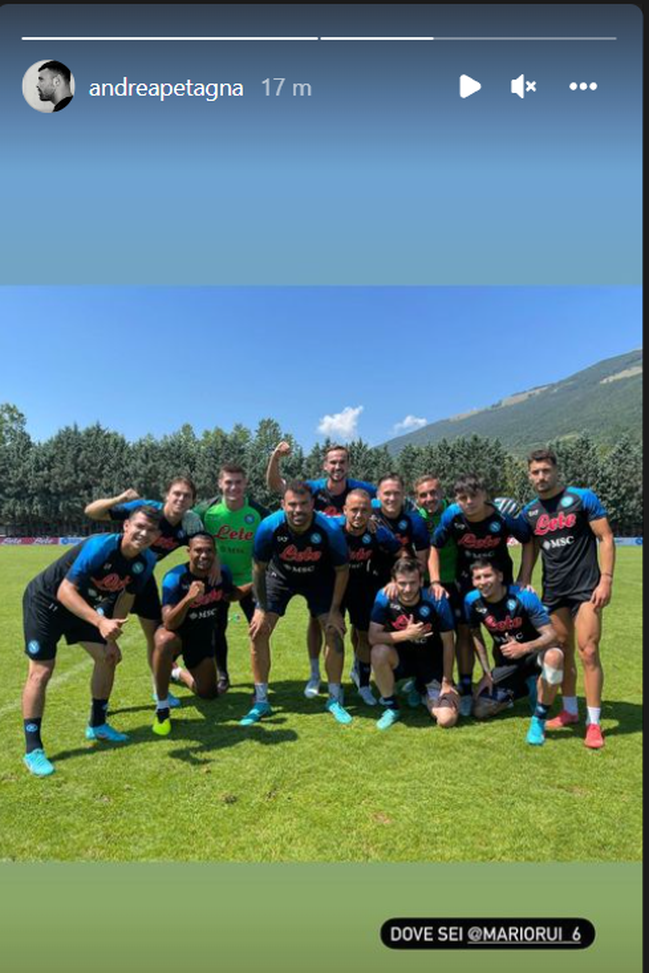 FOTO Petagna festeggia la vittoria in partitella e prende in giro Mario Rui- immagine 2