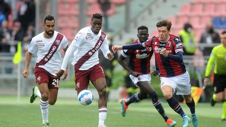 BOLOGNA, ITALY - MARCH 06: Stephane Singo of Torino FC ( L ) competes the ball with Aaron Hickey of Bologna FC ( R ) during the Serie A match between Bologna FC and Torino FC at Stadio Renato Dall'Ara on March 06, 2022 in Bologna, Italy. (Photo by Mario Carlini / Iguana Press/Getty Images)