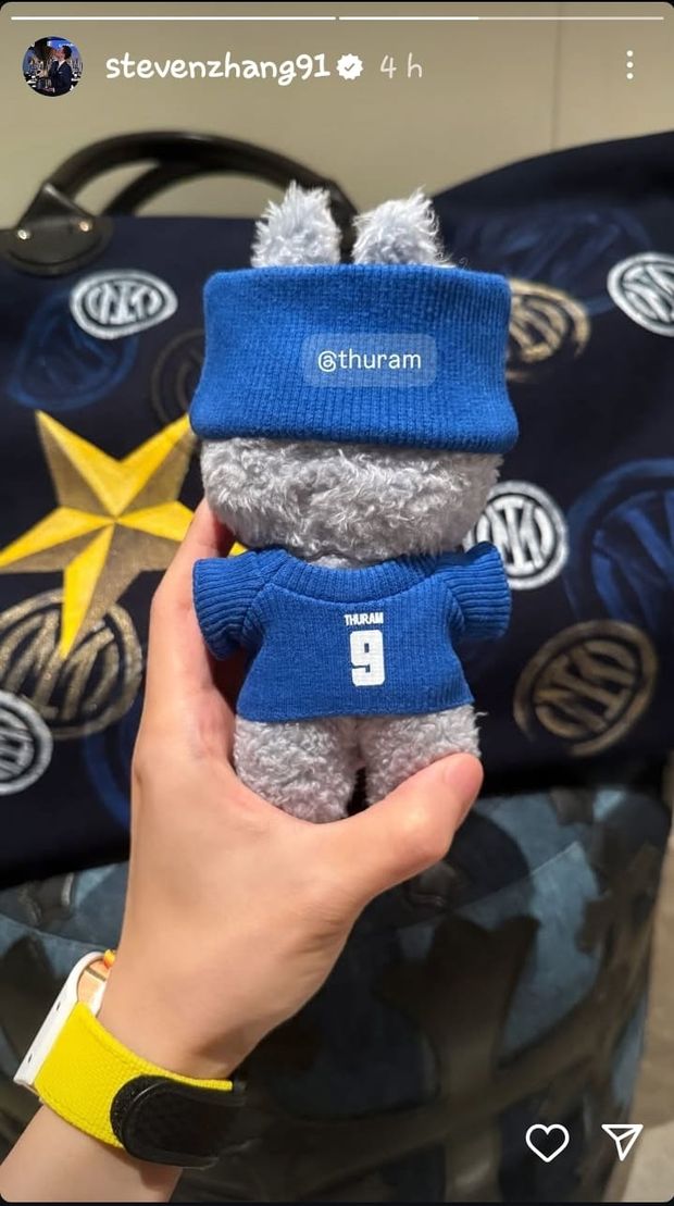 Zhang, borsone Inter con Labubu speciale e tagga Thuram- immagine 3