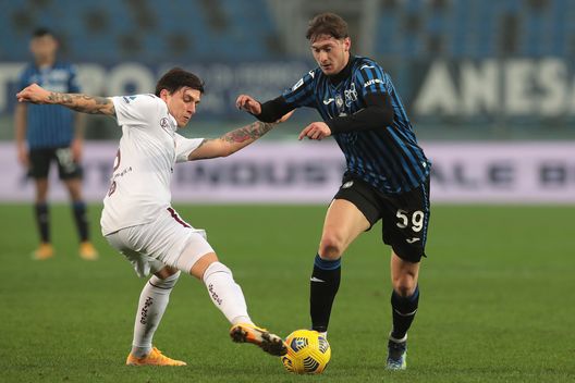  BERGAMO, ITALY - FEBRUARY 06: Aleksej Miranchuk of Atalanta B.C. and Daniele Baselli of Torino FC battle for possession during the Serie A match between Atalanta BC and Torino FC at Gewiss Stadium on February 06, 2021 in Bergamo, Italy. Sporting stadiums around Italy remain under strict restrictions due to the Coronavirus Pandemic as Government social distancing laws prohibit fans inside venues resulting in games being played behind closed doors. (Photo by Emilio Andreoli/Getty Images) 