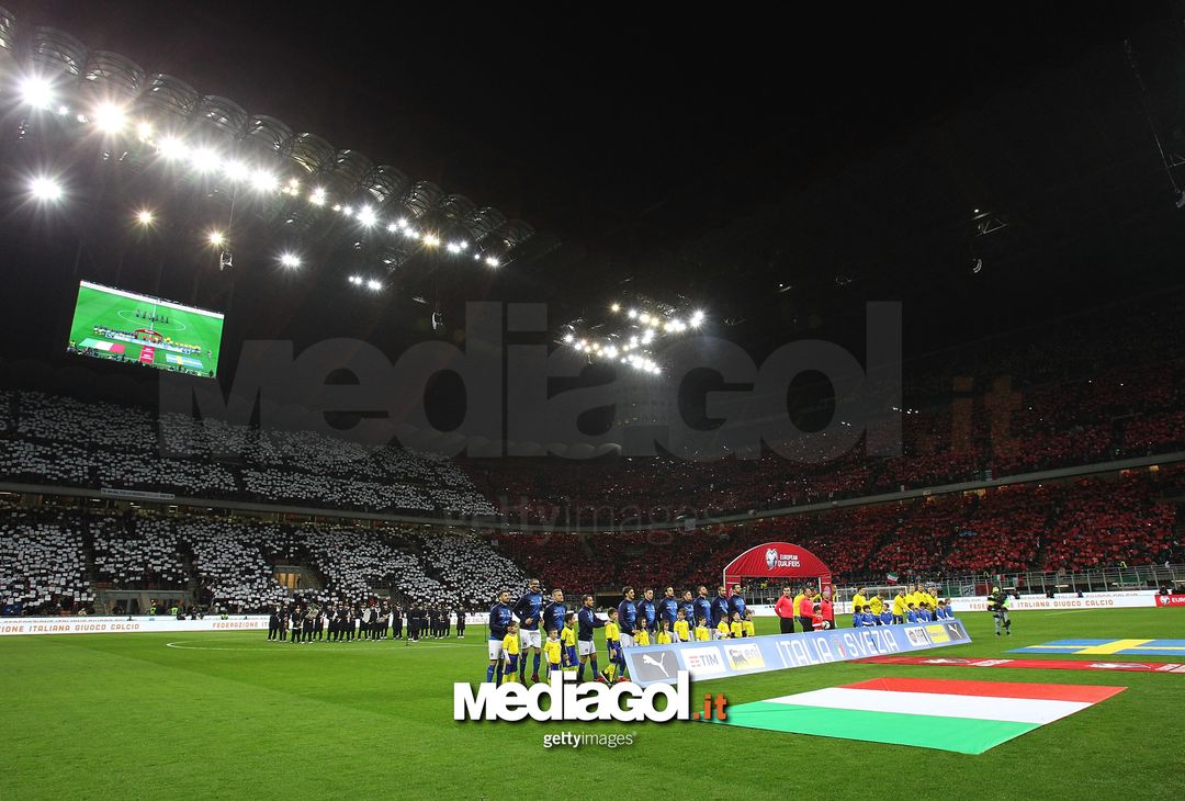  MILAN, ITALY - NOVEMBER 13:  Players of Italy and players of Sweden sing during the hymn prior to the  FIFA 2018 World Cup Qualifier Play-Off: Second Leg between Italy and Sweden at San Siro Stadium on November 13, 2017 in Milan, Sweden.  (Photo by Marco Luzzani/Getty Images) 