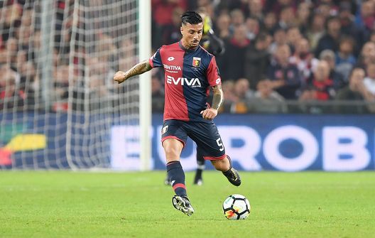  GENOA, ITALY - OCTOBER 25: Armando Izzo of Genoa CFC in action during the Serie A match between Genoa CFC and SSC Napoli at Stadio Luigi Ferraris on October 25, 2017 in Genoa, Italy. (Photo by Francesco Pecoraro/Getty Images) 
