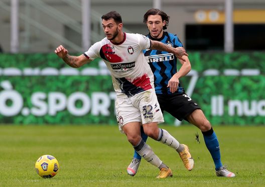MILAN, ITALY - JANUARY 03: Matteo Darmian of FC Internazionale battles for possession with Pedro Pereira of Crotone FC during the Serie A match between FC Internazionale and FC Crotone at Stadio Giuseppe Meazza on January 03, 2021 in Milan, Italy. (Photo by Emilio Andreoli - Inter/Inter via Getty Images) MILAN, ITALY - JANUARY 03: Matteo Darmian of FC Internazionale battles for possession with Pedro Pereira of Crotone FC during the Serie A match between FC Internazionale and FC Crotone at Stadio Giuseppe Meazza on January 03, 2021 in Milan, Italy. (Photo by Emilio Andreoli - Inter/Inter via Getty Images)