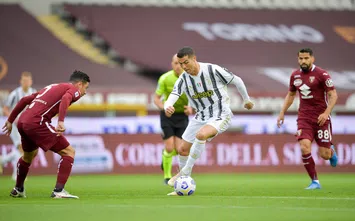  TURIN, ITALY - APRIL 03: Cristiano Ronaldo of Juventus is challenged by Armando Izzo of Torino FC during the Serie A match between Torino FC and Juventus at Stadio Olimpico di Torino on April 03, 2021 in Turin, Italy. Sporting stadiums around Italy remain under strict restrictions due to the Coronavirus Pandemic as Government social distancing laws prohibit fans inside venues resulting in games being played behind closed doors. (Photo by Daniele Badolato - Juventus FC/Juventus FC via Getty Images)