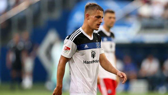 HAMBURG, GERMANY - AUGUST 19: Miro Muheim of Hamburger SV looks on during the Second Bundesliga match between Hamburger SV and SV Darmstadt 98 at Volksparkstadion on August 19, 2022 in Hamburg, Germany. (Photo by Martin Rose/Getty Images) Amburgo, perde troppo tempo in bagno e arriva tardi all’allenamento: niente posto da titolare! - immagine 1