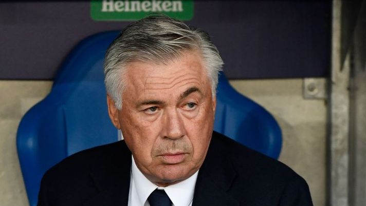 Napoli's Italian head coach Carlo Ancelotti looks on prior the UEFA Champions League Group E football match between Napoli and RC Genk, on October 02, 2019 at the Cristal Arena in Genk, Belgium. (Photo by JOHN THYS / AFP) (Photo by JOHN THYS/AFP via Getty Images) Ancelotti: “Lozano ha un problema di adattamento. Insigne e l’infortunio di Hysaj…” - immagine 1