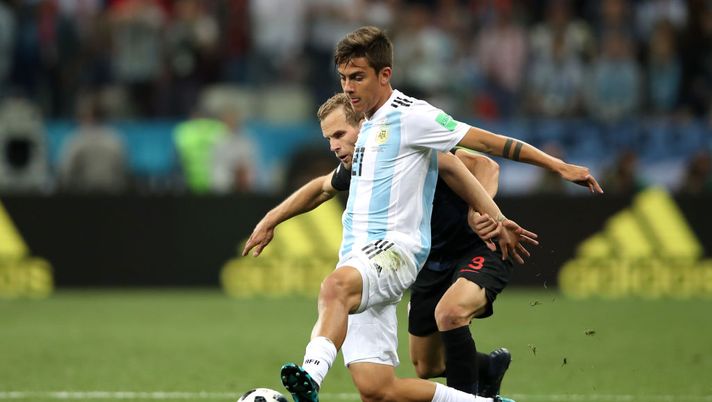 NIZHNY NOVGOROD, RUSSIA - JUNE 21:  Paulo Dybala of Argentina holds off Andrej Kramaric of Croatia during the 2018 FIFA World Cup Russia group D match between Argentina and Croatia at Nizhny Novgorod Stadium on June 21, 2018 in Nizhny Novgorod, Russia.  (Photo by Clive Brunskill/Getty Images) 
