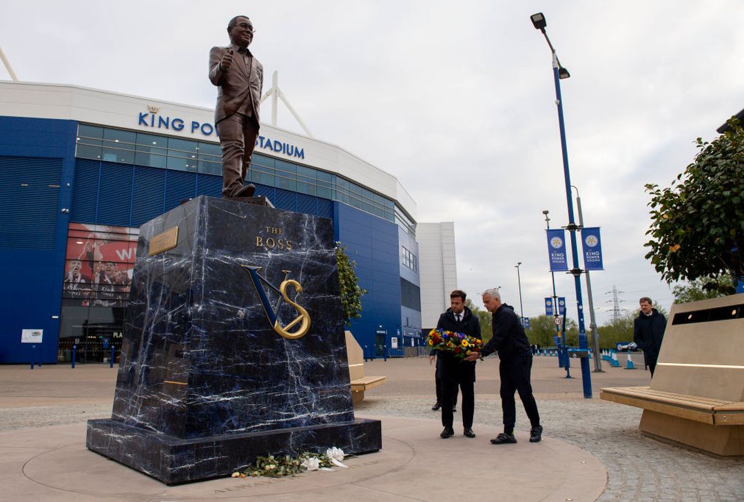 Mourinho e Pinto visitano la statua dell’ex presidente del Leicester – FOTO GALLERY - immagine 2