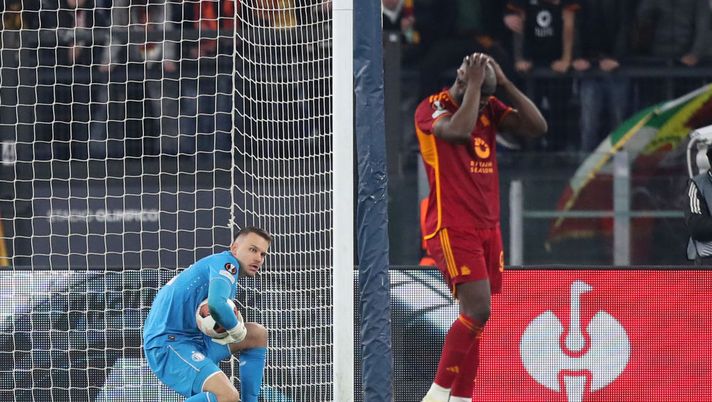 ROME, ITALY - FEBRUARY 22: Timon Wellenreuther of Feyenoord reacts after saving the second penalty from Romelu Lukaku of AS Roma in the penalty shoot out during the UEFA Europa League 2023/24 knockout round play-offs second leg match between AS Roma and Feyenoord at Stadio Olimpico on February 22, 2024 in Rome, Italy. (Photo by Paolo Bruno/Getty Images) Lukaku, mistero e crisi. La Roma ha bisogno di recuperarlo in fretta - immagine 1