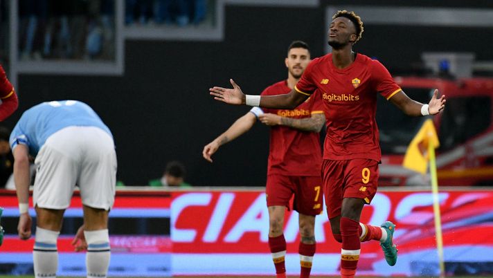 ROME, ITALY - MARCH 20: Tammy Abraham of AS Roma celebrates a opening goal with his team mates during the Serie A match between AS Roma and SS Lazio at Stadio Olimpico on March 20, 2022 in Rome, Italy. (Photo by Marco Rosi - SS Lazio/Getty Images) Dove si balla? Ma no…dopo il derby è diventato “Te lo fa Abraham”… - immagine 1