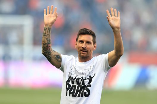 PARIS, FRANCE - AUGUST 14: Lionel Messi of Paris Saint-Germain is introduced to the fans prior to the Ligue 1 Uber Eats match between Paris Saint Germain and Strasbourg at Parc des Princes on August 14, 2021 in Paris, France. (Photo by David Rogers/Getty Images) PARIS, FRANCE - AUGUST 14: Lionel Messi of Paris Saint-Germain is introduced to the fans prior to the Ligue 1 Uber Eats match between Paris Saint Germain and Strasbourg at Parc des Princes on August 14, 2021 in Paris, France. (Photo by David Rogers/Getty Images)