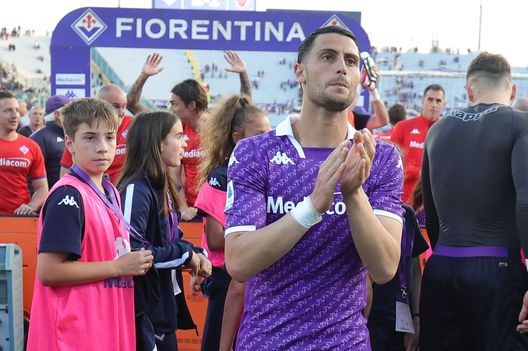 FLORENCE, ITALY - MAY 27: Rolando Mandragora of ACF Fiorentina greets the fans after during the Serie A match between ACF Fiorentina and AS Roma at Stadio Artemio Franchi on May 27, 2023 in Florence, Italy. (Photo by Gabriele Maltinti/Getty Images) Marchini: “Col West Ham Mandragora e non Castrovilli insieme ad Amrabat”- immagine 2