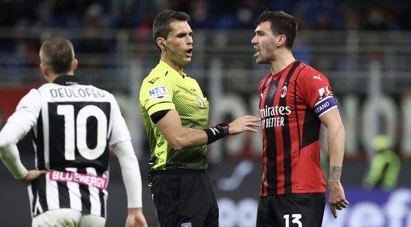Alessio Romagnoli (difensore e capitano AC Milan) protesta con l'arbitro Matteo Marchetti per la direzione di gara di Milan-Udinese 1-1 (Serie A 2021-2022) | News (Getty Images) Milan-Udinese 1-1 Serie A 2021-2022