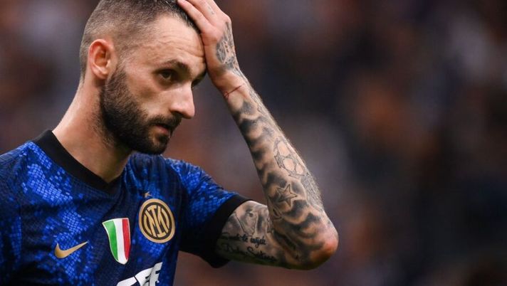 Inter Milan's Croatian midfielder Marcelo Brozovic reacts during the Italian Serie A football match between Inter Milan and Atalanta Bergamo at the San Siro stadium in Milan, on September 25, 2021. (Photo by Marco BERTORELLO / AFP) (Photo by MARCO BERTORELLO/AFP via Getty Images) Infortunio Brozovic, domani nuovi accertamenti. Inzaghi: “Ho questa speranza per il Lecce” - immagine 1