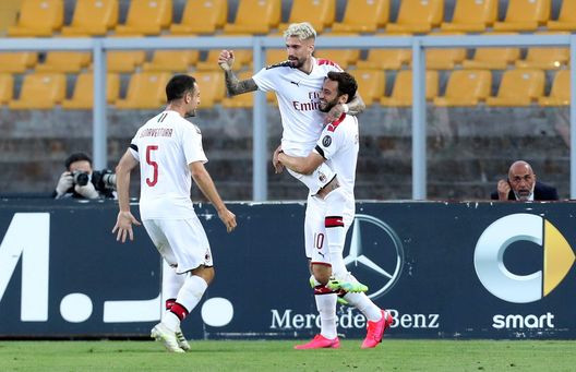  L'esultanza dei rossoneri in Lecce-Milan per il gol di Samu Castillejo (credits: GETTY Images) 