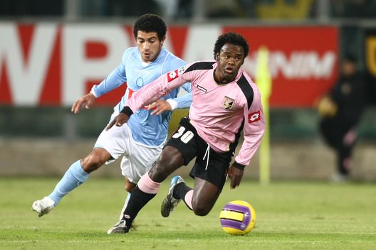 PALERMO, ITALY - NOVEMBER 10: Fabio Simplicio of Palermo drives past Walter Gargano of Napoli during the Serie A match between Palermo and Napoli at the Stadio Renzo Barbera on November 10, 2007 in Palermo, Italy. (Photo by New Press/Getty Images) PALERMO, ITALY - NOVEMBER 10: Fabio Simplicio of Palermo drives past Walter Gargano of Napoli during the Serie A match between Palermo and Napoli at the Stadio Renzo Barbera on November 10, 2007 in Palermo, Italy. (Photo by New Press/Getty Images)