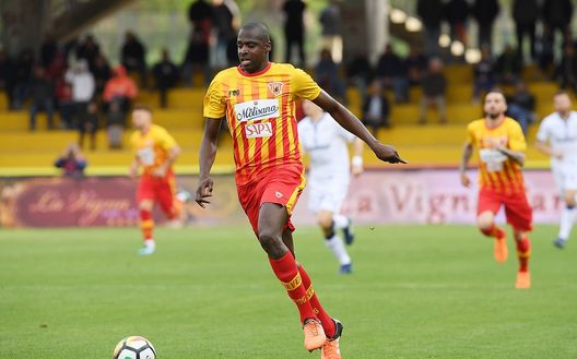BENEVENTO, ITALY - APRIL 18:  Cheick Diabaté of Benevento Calcio in action during the serie A match between Benevento Calcio and Atalanta BC at Stadio Ciro Vigorito on April 18, 2018 in Benevento, Italy.  (Photo by Francesco Pecoraro/Getty Images) 