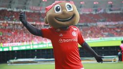 Derby di Porto Alegre, la giornalista denuncia molestie sessuali: l’uomo fa la mascotte allo stadio…