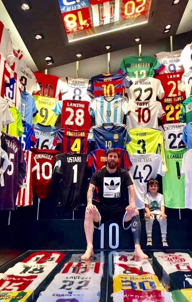 Foto: la collezione di maglie di Leo Messi, c&#8217;è quella di Totti. E Cristiano Ronaldo?
