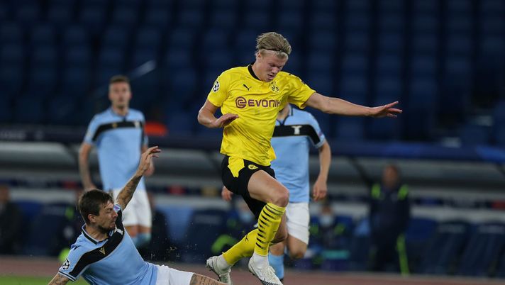 ROME, ITALY - OCTOBER 20: Erling Braut Haaland of Borussia Dortmund in action with Francesco Acerbi of SS Lazio during the UEFA Champions League Group F stage match between SS Lazio and Borussia Dortmund at Stadio Olimpico on October 20, 2020 in Rome, Italy. (Photo by Paolo Bruno/Getty Images) ROME, ITALY - OCTOBER 20: Erling Braut Haaland of Borussia Dortmund in action with Francesco Acerbi of SS Lazio during the UEFA Champions League Group F stage match between SS Lazio and Borussia Dortmund at Stadio Olimpico on October 20, 2020 in Rome, Italy. (Photo by Paolo Bruno/Getty Images)