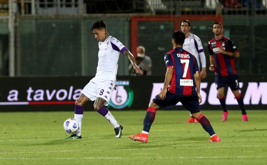 CROTONE, ITALY - MAY 22: Adam Ounas of Crotone competes for the ball with Erik Pulgar of Fiorentina during the Serie A match between FC Crotone at Stadio Comunale Ezio Scida on May 22, 2021 in Crotone, Italy. Sporting stadiums around Italy remain under strict restrictions due to the Coronavirus Pandemic as Government social distancing laws prohibit fans inside venues resulting in games being played behind closed doors (Photo by Maurizio Lagana/Getty Images) CROTONE, ITALY - MAY 22: Adam Ounas of Crotone competes for the ball with Erik Pulgar of Fiorentina during the Serie A match between FC Crotone at Stadio Comunale Ezio Scida on May 22, 2021 in Crotone, Italy. Sporting stadiums around Italy remain under strict restrictions due to the Coronavirus Pandemic as Government social distancing laws prohibit fans inside venues resulting in games being played behind closed doors (Photo by Maurizio Lagana/Getty Images)