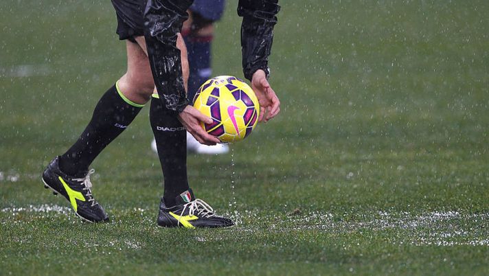 GENOA, ITALY - FEBRUARY 21: Referee Gianluca Rocchi before the Serie A match between UC Sampdoria and Genoa CFC suspended because of heavy rainfall at Stadio Luigi Ferraris on February 21, 2015 in Genoa, Italy. (Photo by Marco Luzzani/Getty Images) Maltempo, sono tre le partite in dubbio in questa giornata - immagine 1