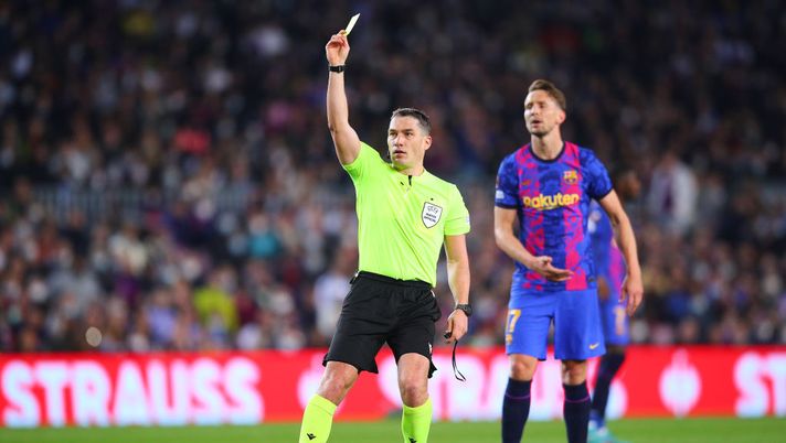BARCELONA, SPAIN - FEBRUARY 17: Istvan Kovacs, match referee shows a yellow card to Alex Meret of SSC Napoli during the UEFA Europa League Knockout Round Play-Off Leg One match between FC Barcelona and SSC Napoli at Camp Nou on February 17, 2022 in Barcelona, Spain. (Photo by Eric Alonso/Getty Images) Conference, l’arbitro della finale sarà Kovacs: i precedenti sorridono alla Roma - immagine 1