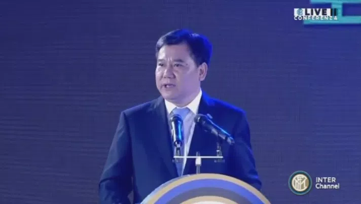 Zhang Jindong durante la conferenza stampa per l'acquisto dell'Inter