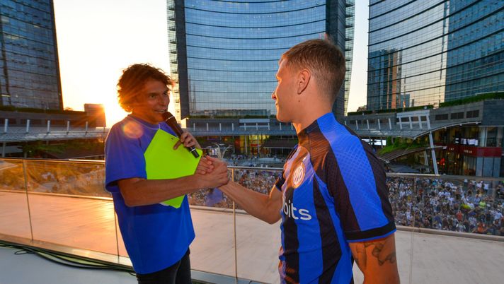 MILAN, ITALY - JULY 14: (R-L) Nicolò Barella of FC Internazionale embraces speaker of FC Internazionale Mirko Mengozzi during the presentation of the new 2022/2023 Nike jersey at the Nike store in piazza Gae Aulenti 6 on July 14, 2022 in Milan, Italy. (Photo by Mattia Pistoia - Inter/Inter via Getty Images) Inter, il retroscena: “Conte in estate ha chiesto Barella: il club ha risposto così” - immagine 1