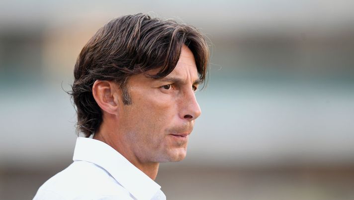 VERONA, ITALY - AUGUST 15: Head Coach of Verona, Gabriele Cioffi looks on during the Serie A match between Hellas Verona and SSC Napoli at Stadio Marcantonio Bentegodi on August 15, 2022 in Verona, . (Photo by Alessandro Sabattini/Getty Images) Cioffi: “Sono preoccupato, ci servono 3-4 acquisti. Quando un giocatore sa di andare via…” - immagine 1