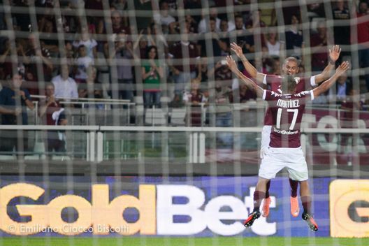 Martinez esulta con Peres dopo il gol alla Pro Vercelli Martinez esulta con Peres dopo il gol alla Pro Vercelli