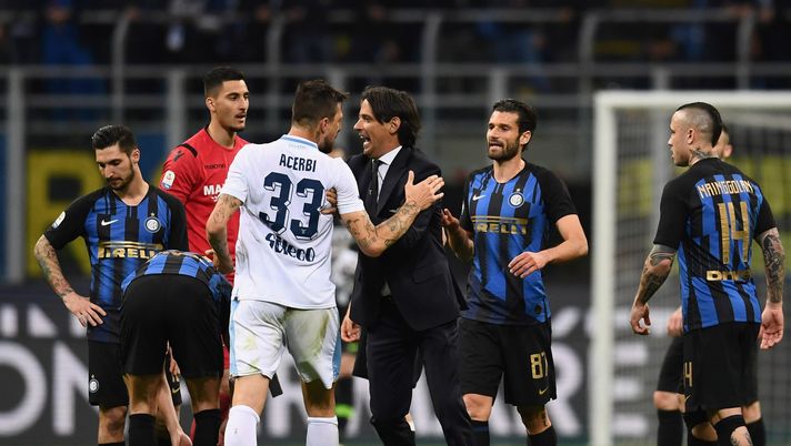 MILAN, ITALY - MARCH 31: SS Lazio head coach Simone Inzaghi , Francesco Acerbi of SS Lazio and Antonio Candreva of FC Internazionale and Radja Nainggolan of FC Internazionale reacts during the Serie A match between FC Internazionale and SS Lazio at Stadio Giuseppe Meazza on March 31, 2019 in Milan, Italy. (Photo by Claudio Villa - Inter/FC Internazionale via Getty Images) MILAN, ITALY - MARCH 31: SS Lazio head coach Simone Inzaghi , Francesco Acerbi of SS Lazio and Antonio Candreva of FC Internazionale and Radja Nainggolan of FC Internazionale reacts during the Serie A match between FC Internazionale and SS Lazio at Stadio Giuseppe Meazza on March 31, 2019 in Milan, Italy. (Photo by Claudio Villa - Inter/FC Internazionale via Getty Images)