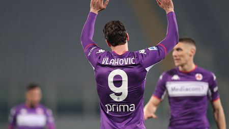 FLORENCE, ITALY - JANUARY 17: Dusan Vlahovic of ACF Fiorentina celebrates after scoring a goal during the Serie A match between ACF Fiorentina and Genoa CFC at Stadio Artemio Franchi on January 17, 2022 in Florence, Italy. (Photo by Gabriele Maltinti/Getty Images)