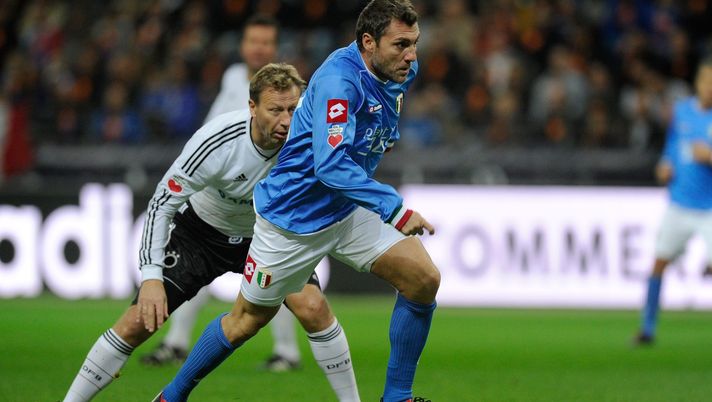 FRANKFURT AM MAIN, GERMANY - OCTOBER 14: Guido Buchwald (L) of Germany battles for the ball with Christian Vieri (R) of Italy during the century match between Germany and Italy at Commerzbank Arena on October 14, 2012 in Frankfurt am Main, Germany. (Photo by Thorsten Wagner/Bongarts/Getty Images) Vieri: “Il Napoli non è mai stato inferiore ad Inter e Milan” - immagine 1