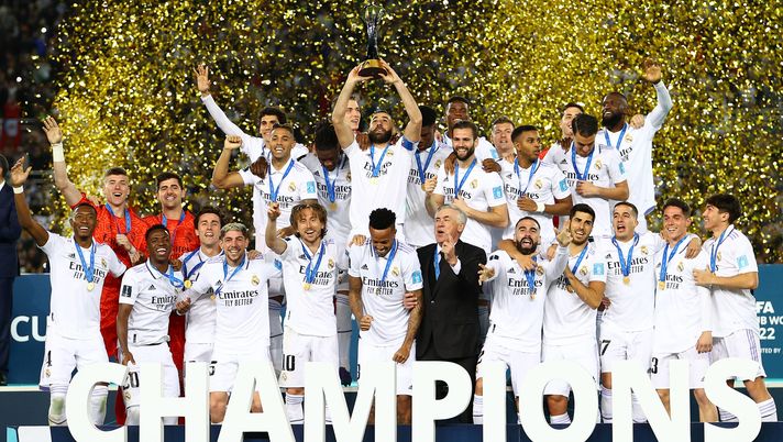 RABAT, MOROCCO - FEBRUARY 11: Karim Benzema of Real Madrid lifts the FIFA Club World Cup Morocco 2022 Trophy following their sides victory in the FIFA Club World Cup Morocco 2022 Final match between Real Madrid and Al Hilal at Prince Moulay Abdellah on February 11, 2023 in Rabat, Morocco. (Photo by Michael Steele/Getty Images) Perso solo il derby del 2018: Real Madrid, vinte 17 delle ultime 18 finali internazionali - immagine 1