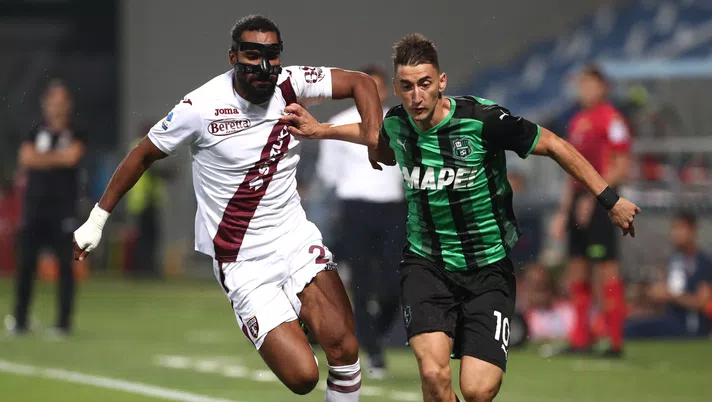REGGIO NELL'EMILIA, ITALY - SEPTEMBER 17: Koffi Djidji of Torino FC competes for the ball with Filip Djuricic of US Sassuolo during the Serie A match between US Sassuolo and Torino FC at Mapei Stadium - Citta' del Tricolore on September 17, 2021 in Reggio nell'Emilia, Italy. (Photo by Marco Luzzani/Getty Images)