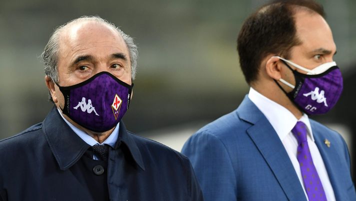 VERONA, ITALY - APRIL 20: ACF Fiorentina president Rocco Commisso is seen with his son Joseph Commisso wearing a facemask during the Serie A match between Hellas Verona FC and ACF Fiorentina at Stadio Marcantonio Bentegodi on April 20, 2021 in Verona, Italy. Sporting stadiums around Italy remain under strict restrictions due to the Coronavirus Pandemic as Government social distancing laws prohibit fans inside venues resulting in games being played behind closed doors. (Photo by Alessandro Sabattini/Getty Images) VERONA, ITALY - APRIL 20: ACF Fiorentina president Rocco Commisso is seen with his son Joseph Commisso wearing a facemask during the Serie A match between Hellas Verona FC and ACF Fiorentina at Stadio Marcantonio Bentegodi on April 20, 2021 in Verona, Italy. Sporting stadiums around Italy remain under strict restrictions due to the Coronavirus Pandemic as Government social distancing laws prohibit fans inside venues resulting in games being played behind closed doors. (Photo by Alessandro Sabattini/Getty Images)